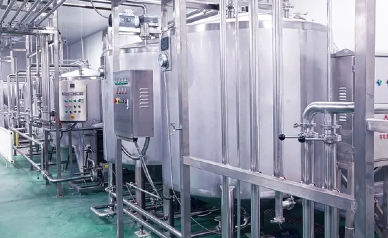 Como o controle de qualidade é mantido em toda a linha de produção de iogurte