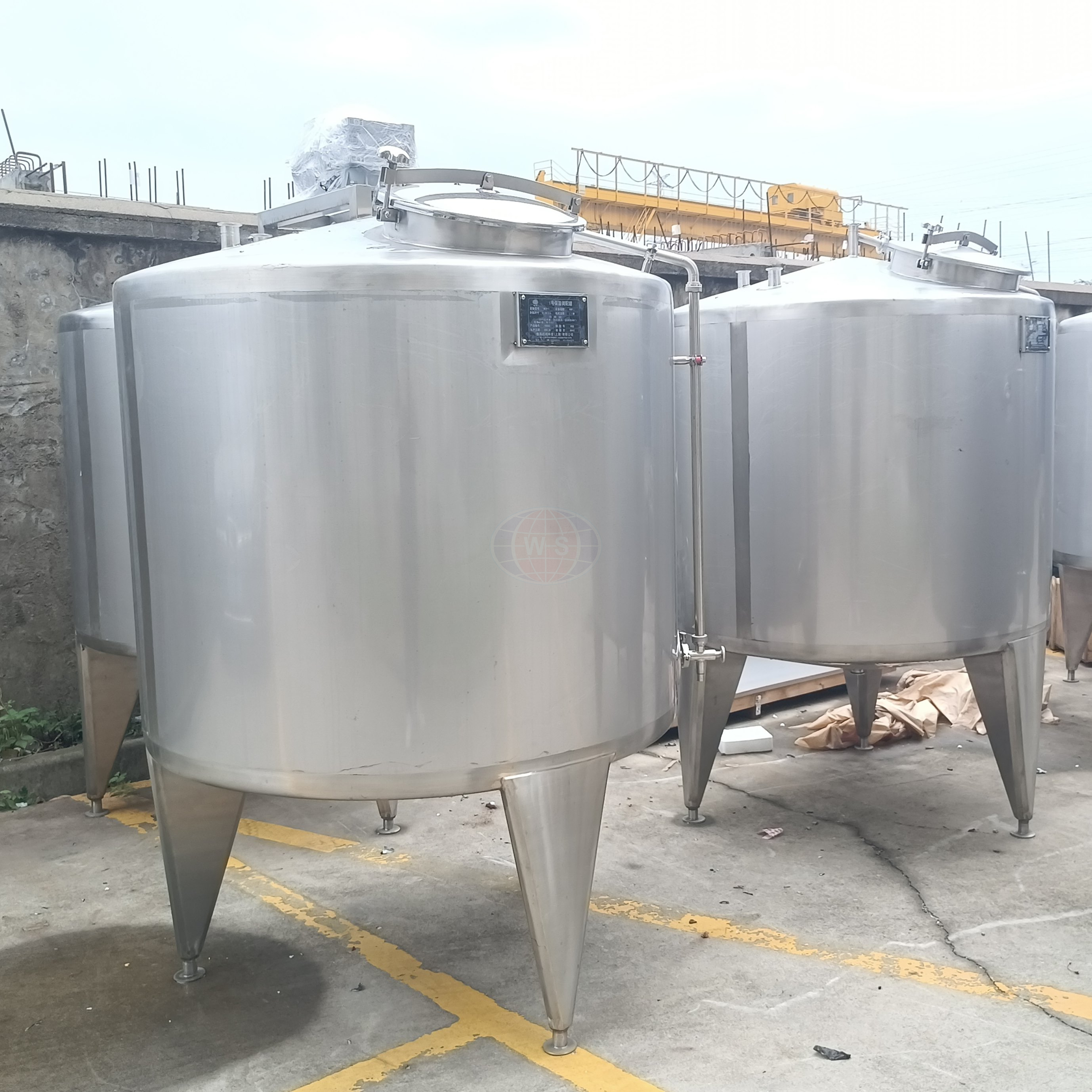 Água do tanque de aço inoxidável vs. Tanque de polietileno comparado