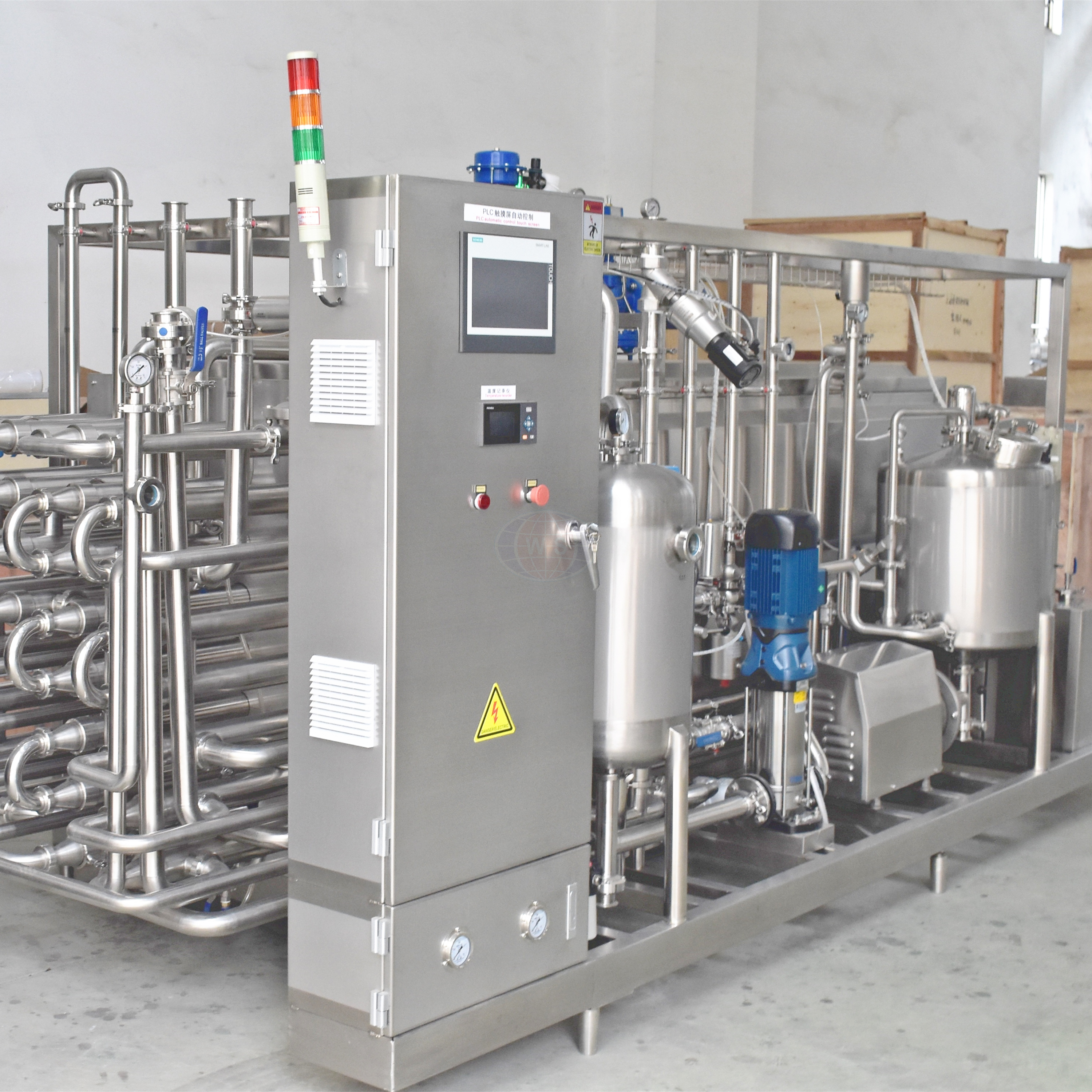 Equipamento de processamento ass&eacute;ptico UHT em uma f&aacute;brica